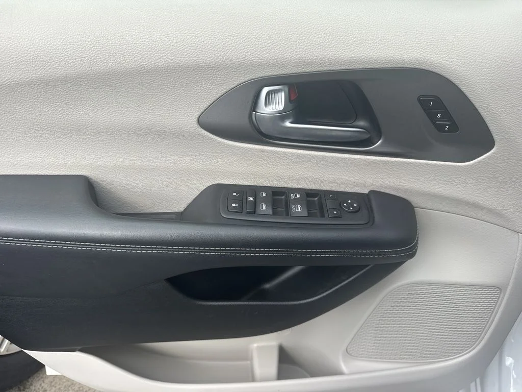 Used 2023 White Chrysler Touring L image 10