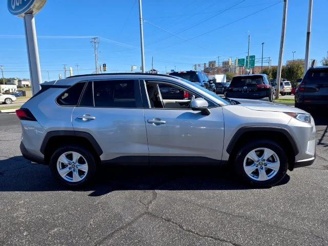 Used 2021 Silver Toyota XLE image 9
