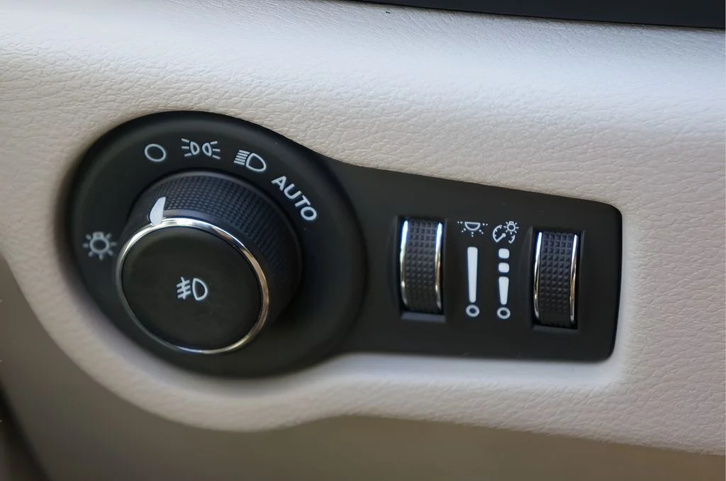 Used 2024 Diamond Black Chrysler Touring L image 19