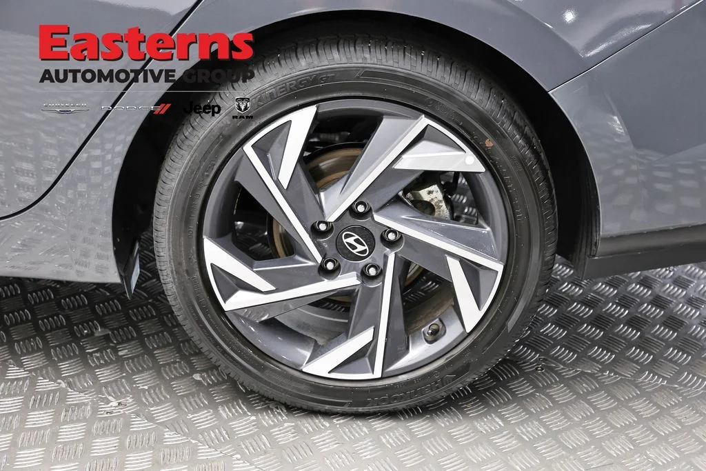 Used 2025 Gray Hyundai SEL Convenience image 9