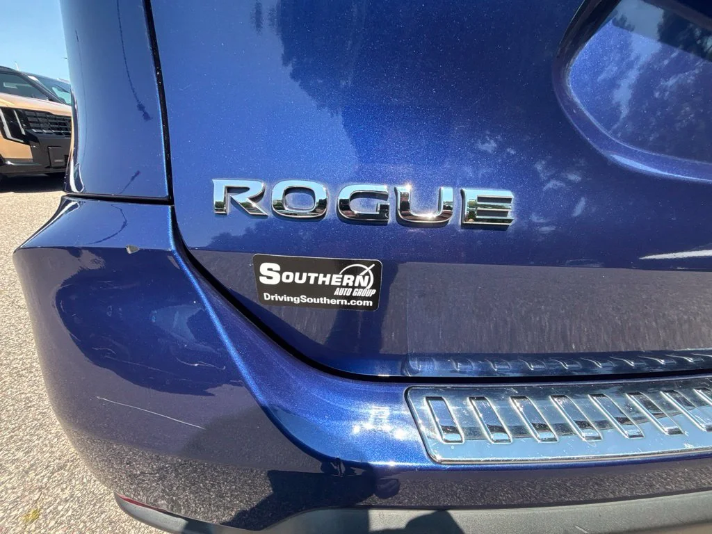 Used 2017 Blue Nissan SL image 25