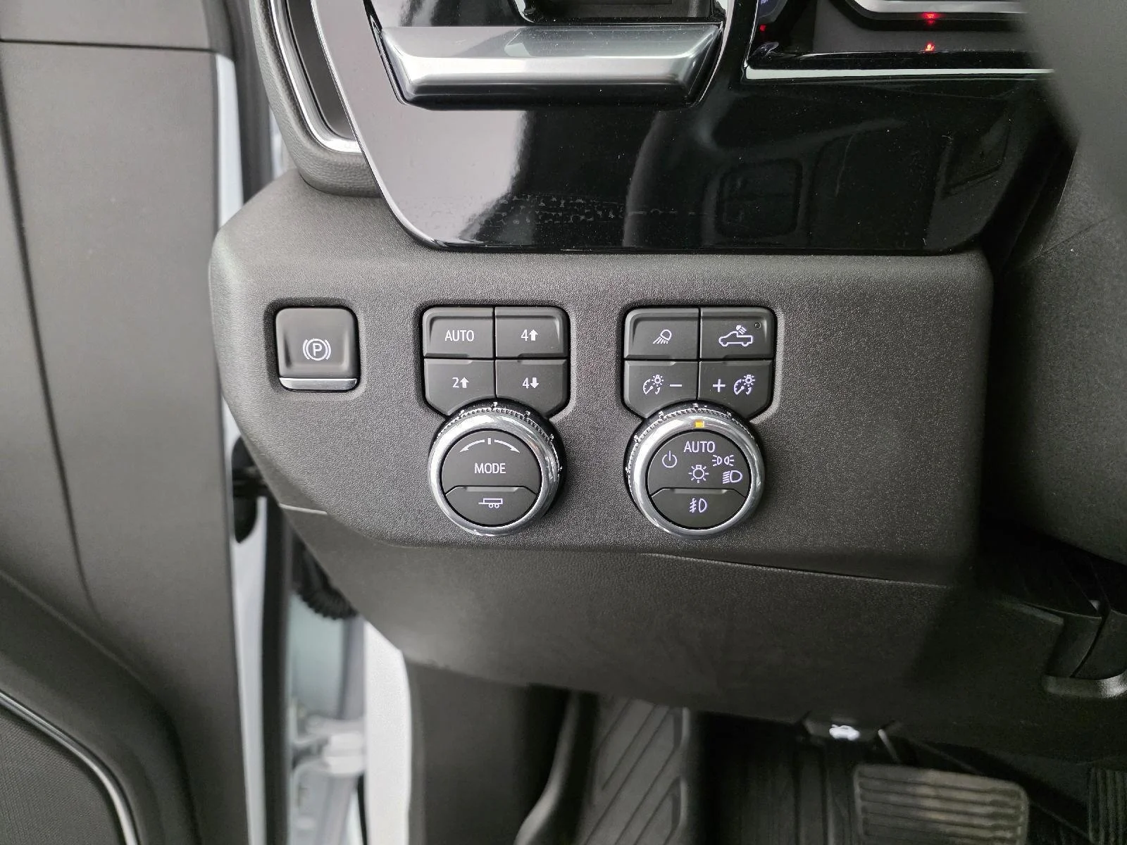New 2026 Summit White GMC SLT image 32