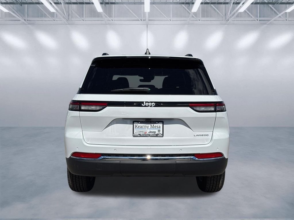 New 2026 Bright White Clear-Coat Exterior Paint Jeep Laredo X image 5