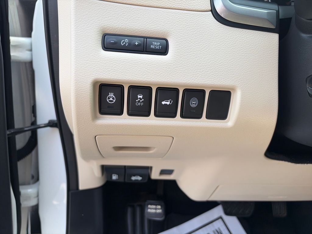 Used 2024 Pearl White Nissan Platinum image 31