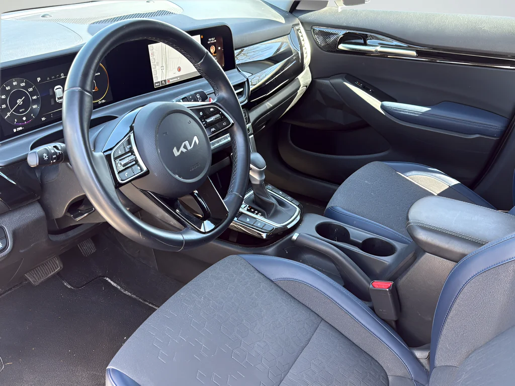 Used 2024 White Kia S image 9