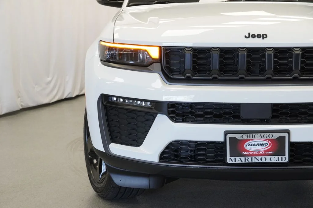 New 2026 Bright White Clear-Coat Exterior Paint Jeep Limited image 6