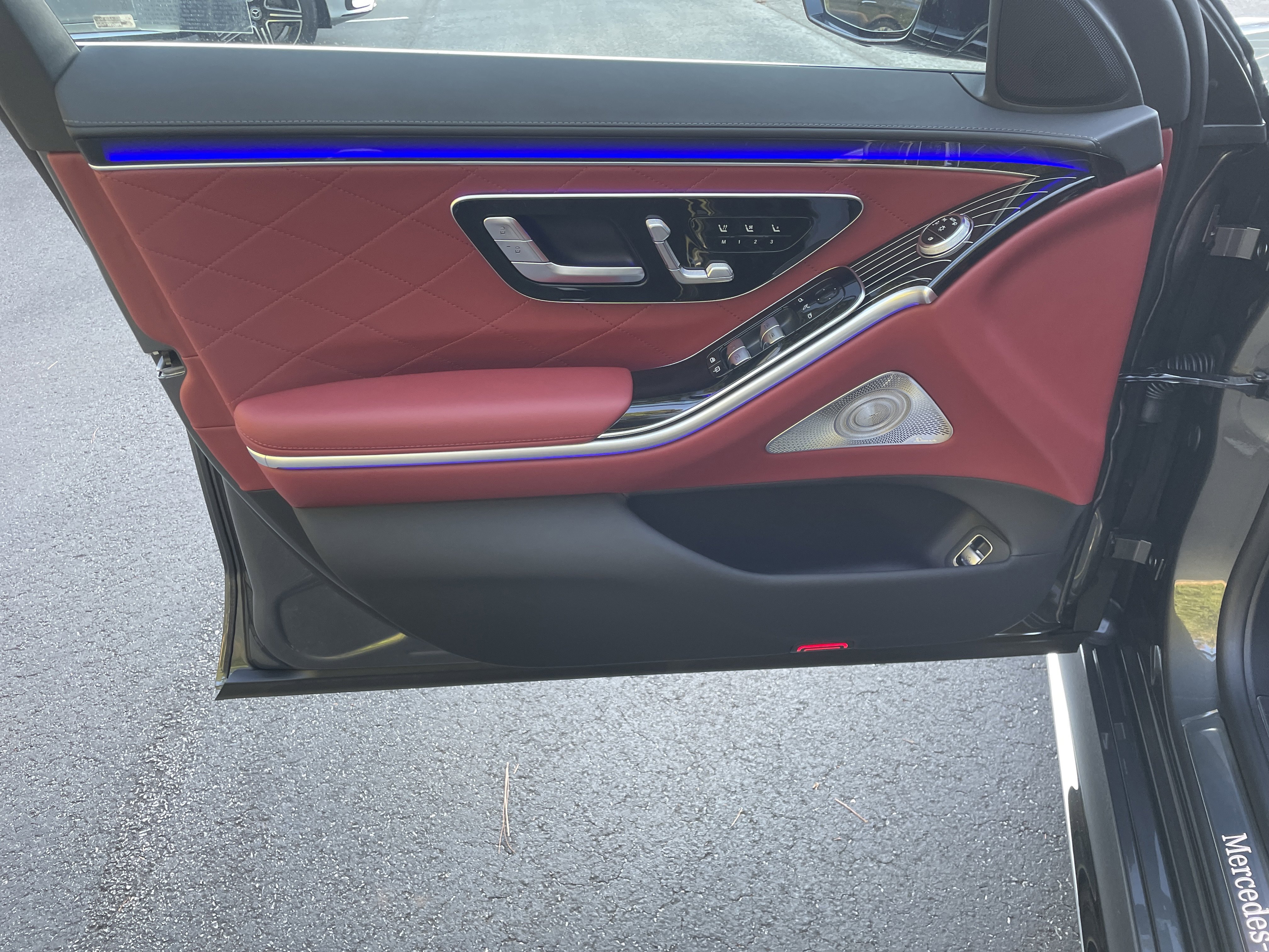 New 2026 MANUFAKTUR Signature Graphite Metallic Mercedes-Benz S 580 4MATIC® Sedan image 15