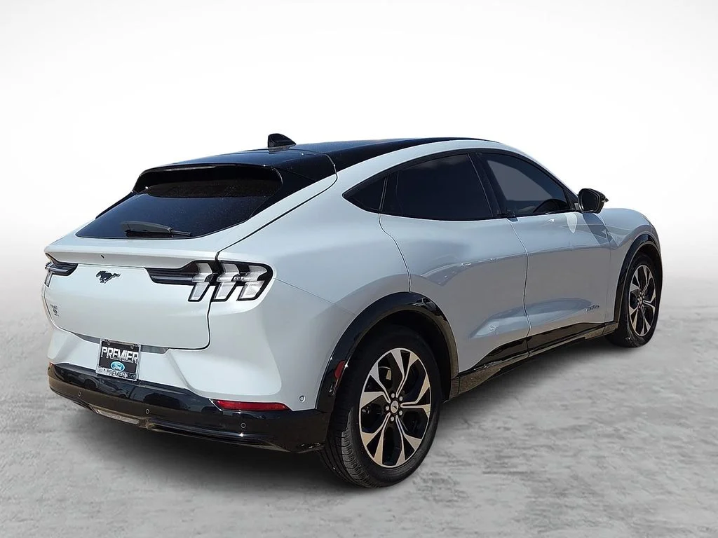 Used 2022 White Ford Premium image 11
