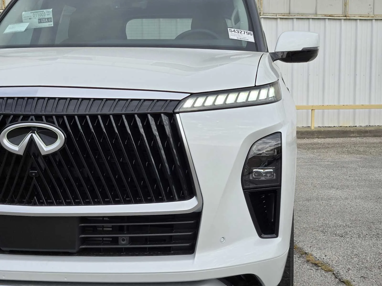 New 2026 RADIANT WHITE INFINITI Luxe 2WD image 5