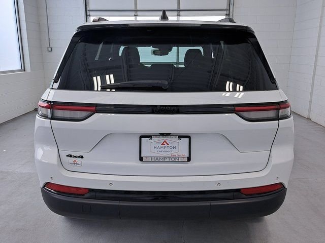 Used 2022 White Jeep Altitude image 6