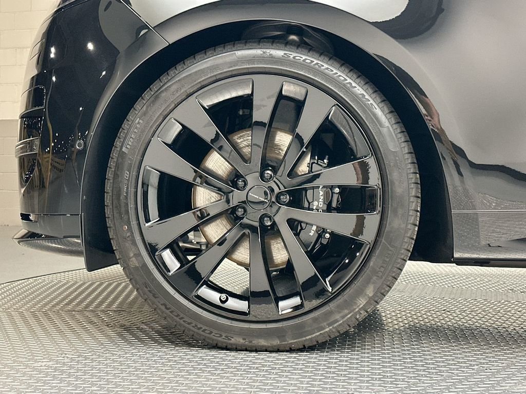New 2026 Santorini Black Land Rover Dynamic SE image 5