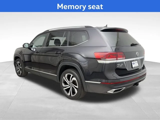 Used 2022 Black Volkswagen SEL image 4