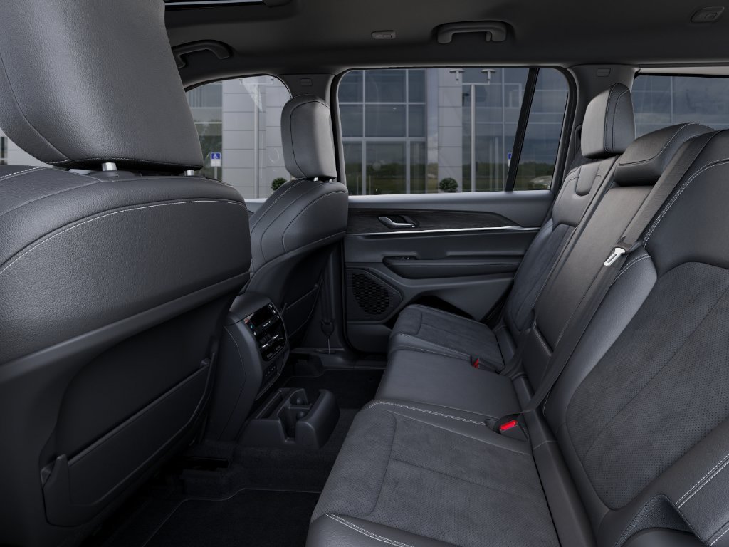 New 2026 Diamond Black Crystal Pearl-Coat Exterior Paint Jeep Altitude image 23