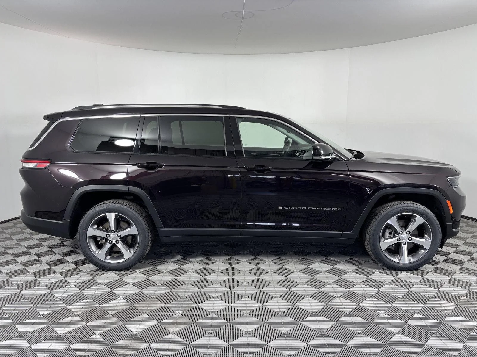 Used 2023 Ember Pearlcoat Jeep Limited image 9