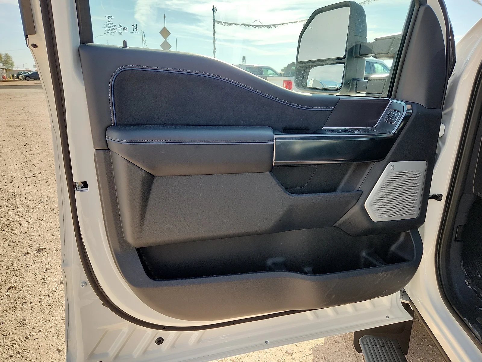 New 2027 Star White Metallic Tri-Coat Ford Platinum image 14