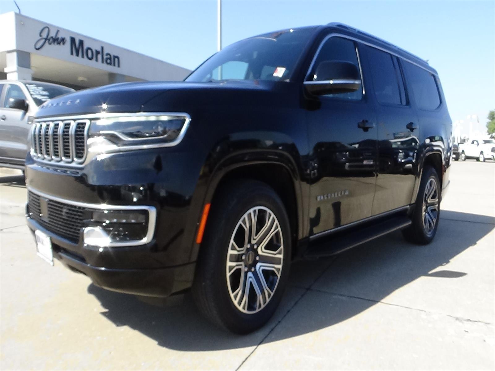 Used 2025 Diamond Black Crystal Pearl Coat (pxj) Jeep Base image 3