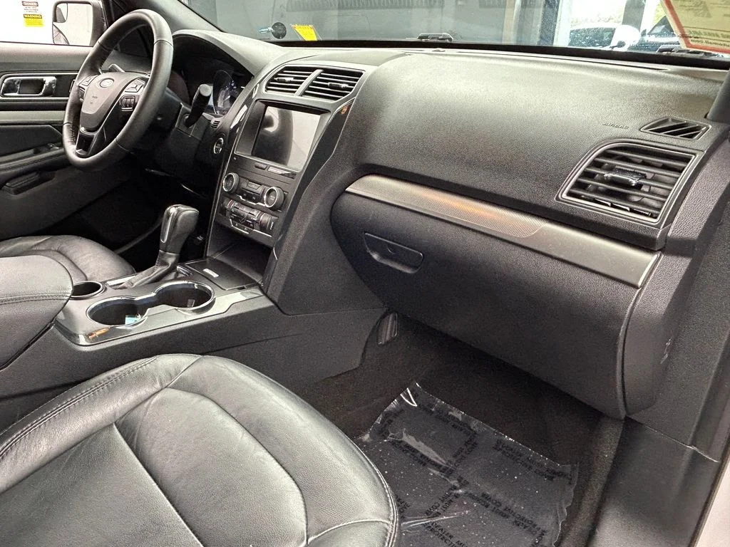 Used 2018 White Platinum Clearcoat Metallic Ford XLT image 45