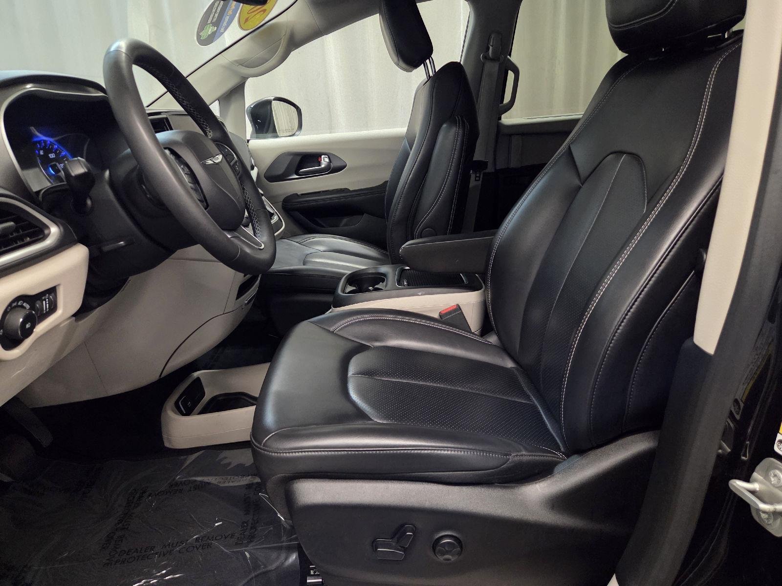 Used 2023 Brilliant Black Crystal Pearlcoat Chrysler Touring L image 15