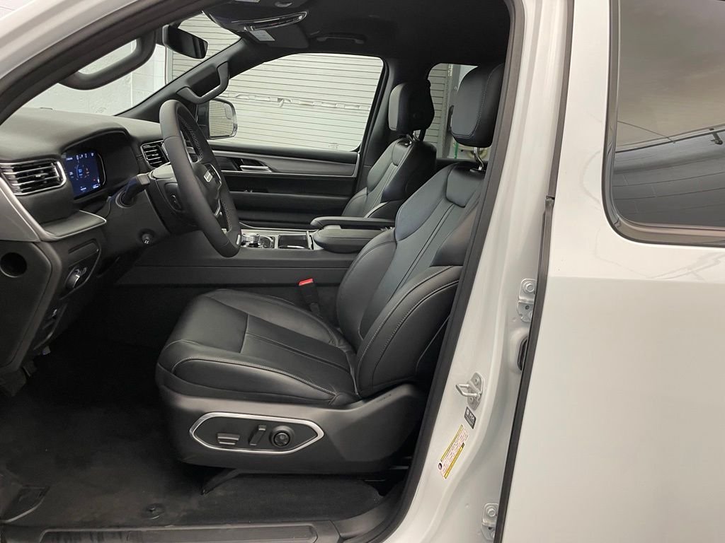 New 2026 Bright White Clear-Coat Exterior Paint Jeep  image 18