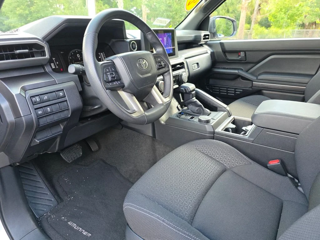 Used 2025  Toyota SR5 image 26