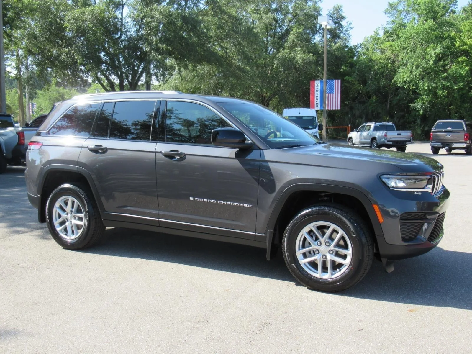 New 2026 Baltic Gray Metallic Clear-Coat Exterior Paint Jeep Laredo image 2