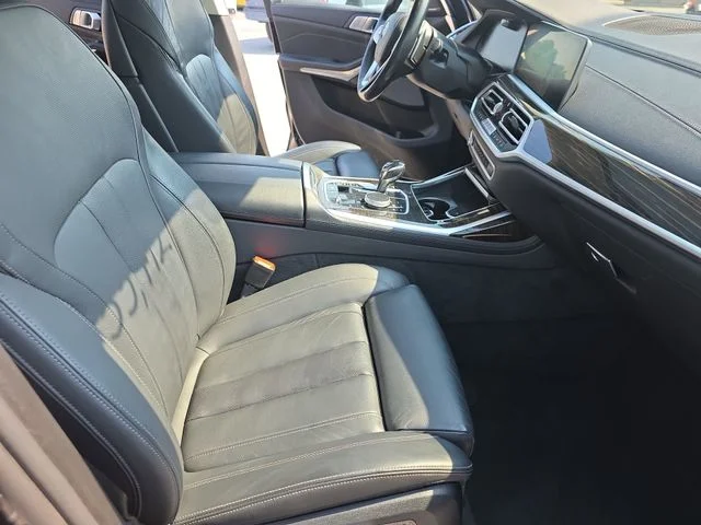 Used 2021 Black BMW xDrive40i image 11