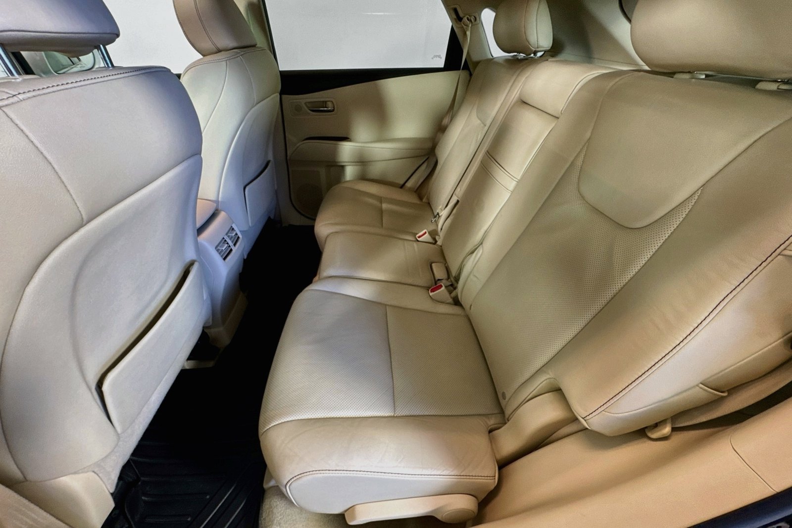 Used 2013 Starfire Pearl Lexus  image 22