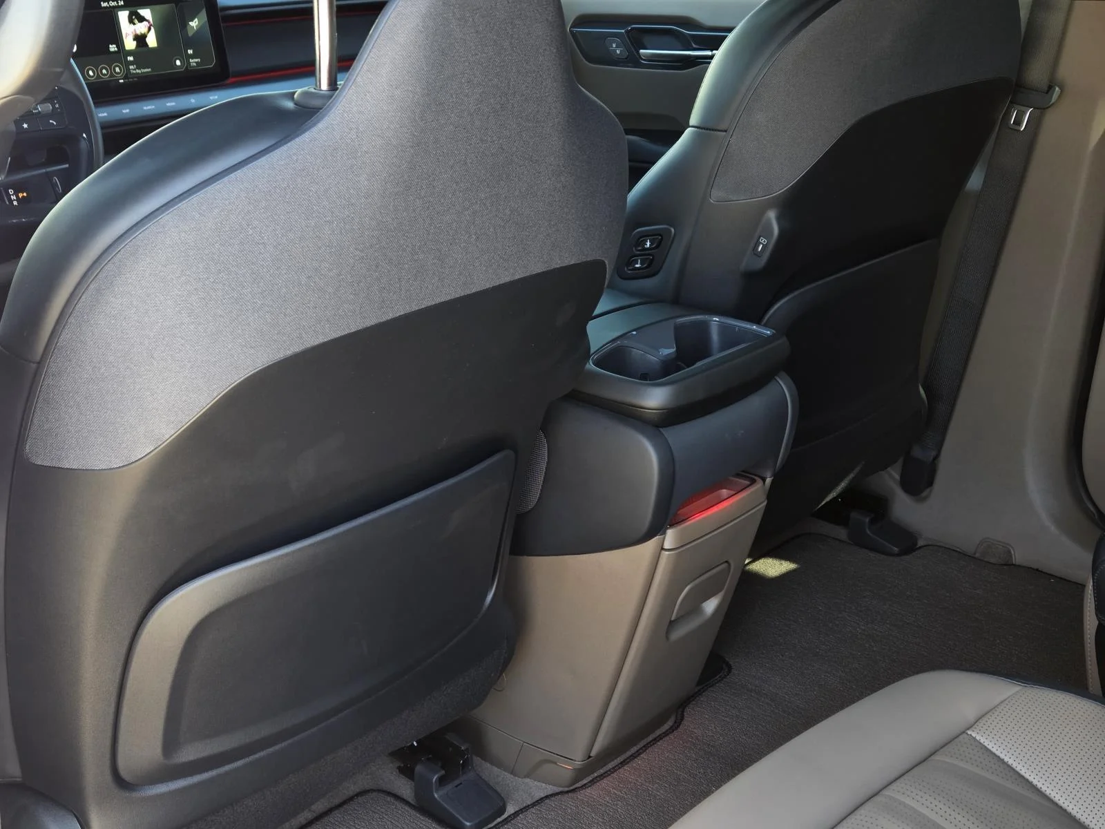 Used 2026 Glacial White Pearl/Ebony Black Roof Kia GT-Line image 39