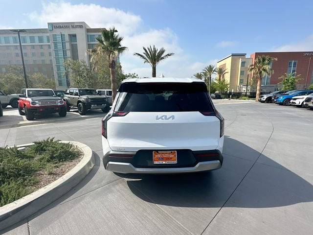 New 2026 Glacial White Pearl Kia Wind AWD image 6