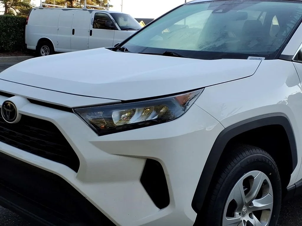 Used 2022 White Toyota LE image 25