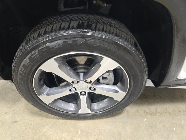 Used 2022 White Jeep 4xe image 10