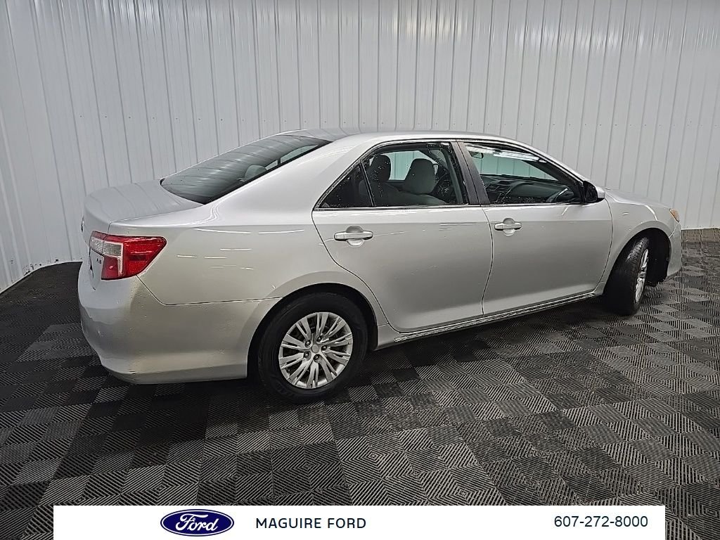 Used 2014 Silver Toyota LE image 3