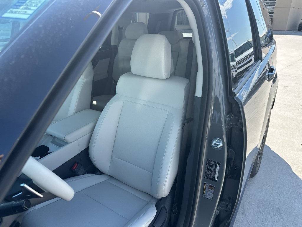 New 2027 Hampton Gray Hyundai SE image 25