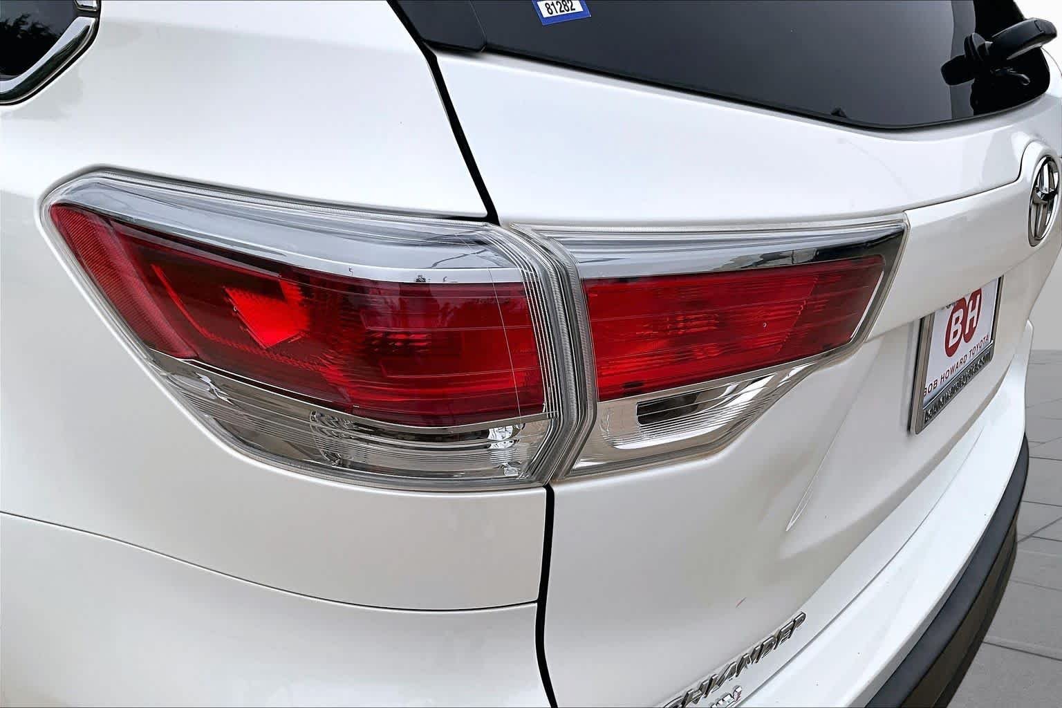 Used 2015 Blizzard Pearl Toyota XLE image 28