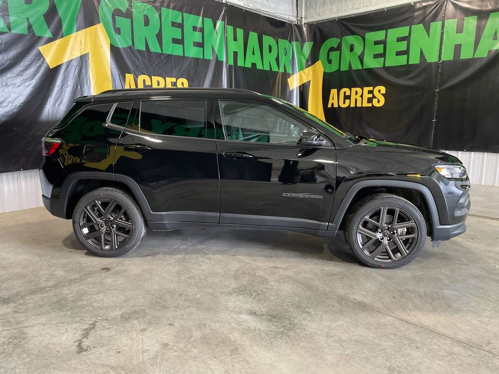 New 2026 Diamond Black Crystal Pearl-Coat Exterior Paint Jeep Latitude Altitude image 4