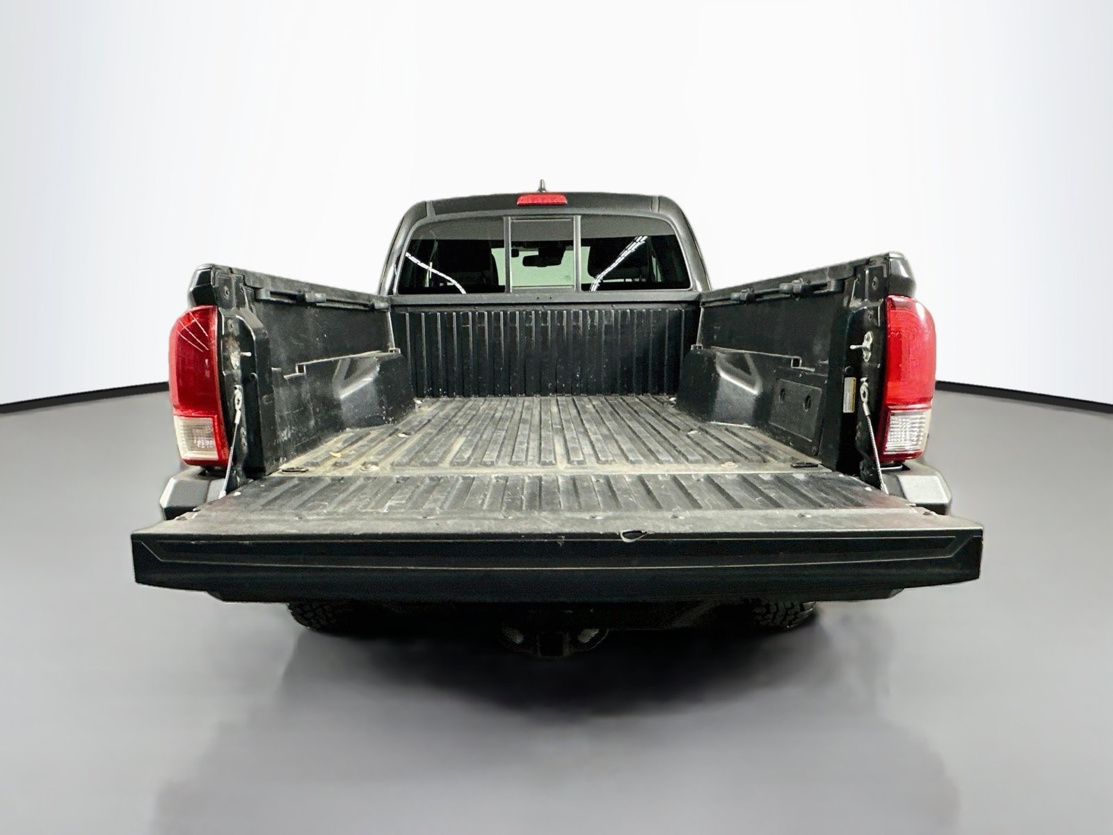 Used 2022 Midnight Black Metallic Toyota SR5 image 25