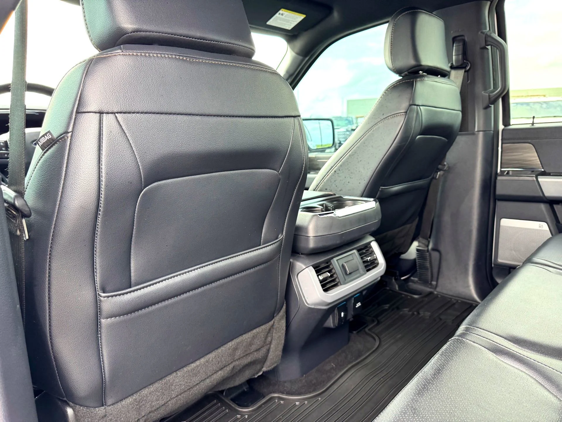 Used 2024  Ford Lariat image 17