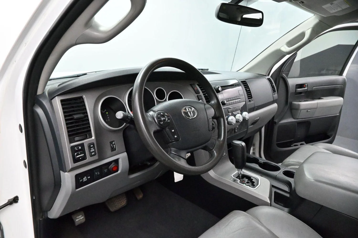 Used 2013 Super White Toyota Grade image 12