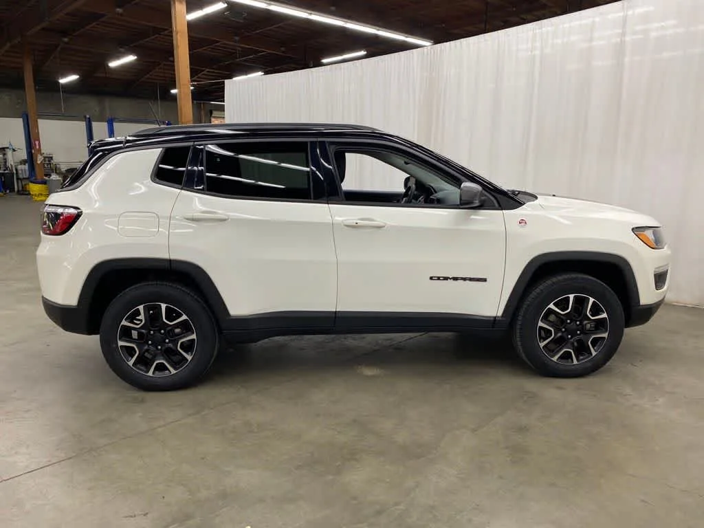 Used 2021 White Clearcoat Jeep Trailhawk image 7