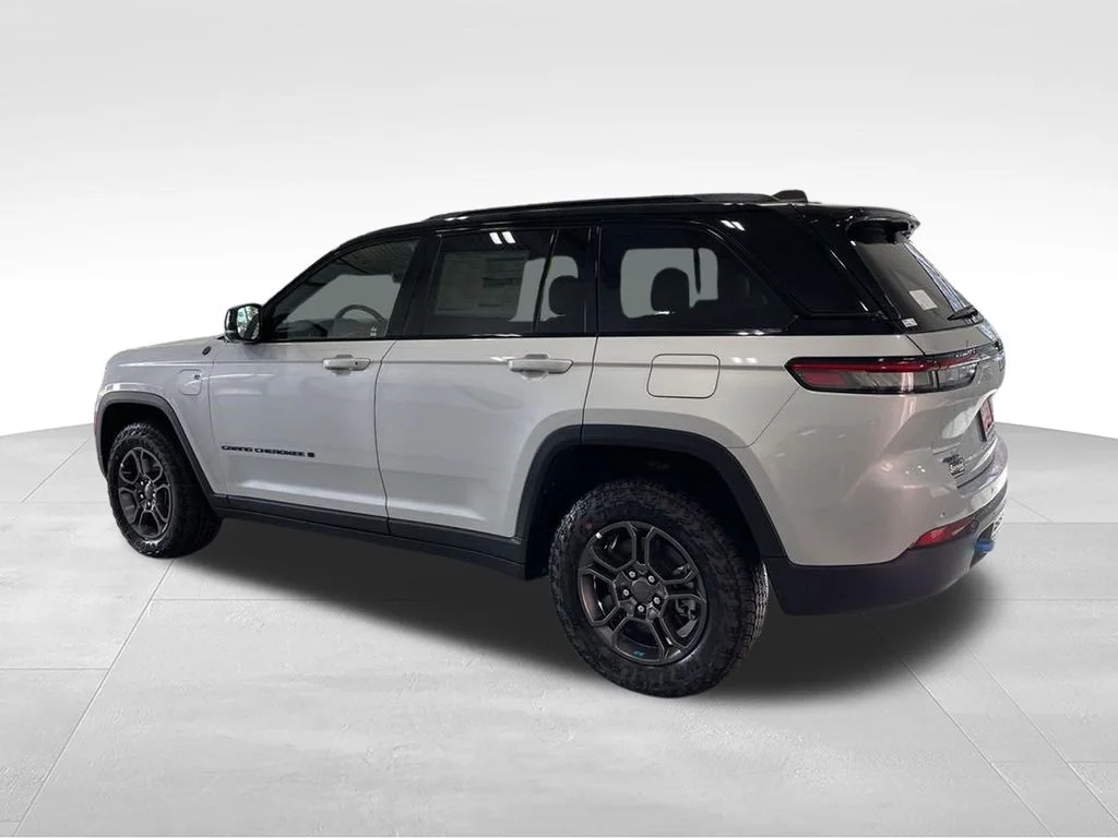 New 2024 Silver Zynith Exterior Paint Jeep Trailhawk 4xe image 9