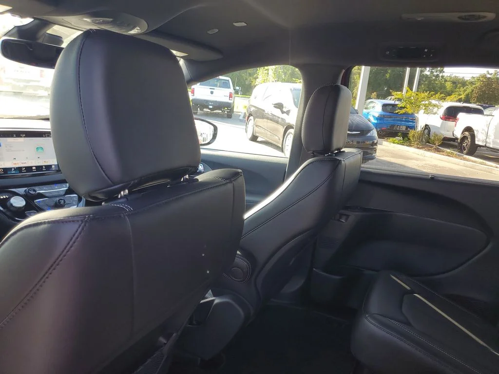 2025 Chrysler Voyager LX - Photo 24