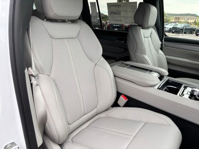 New 2026 Bright White Clear-Coat Exterior Paint Jeep Limited Altitude image 25