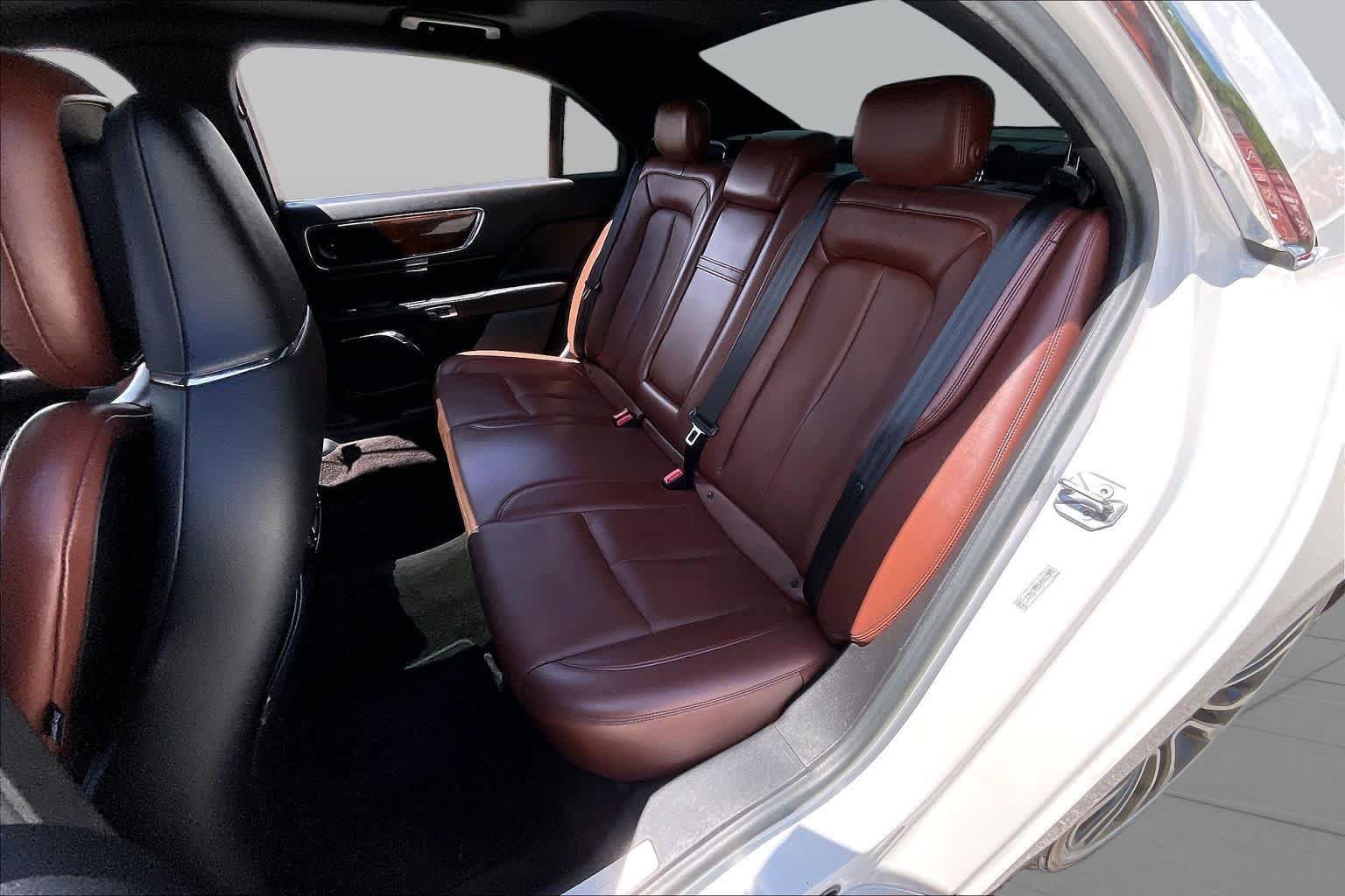 Used 2018 White Platinum Tri-Coat Lincoln Reserve image 19