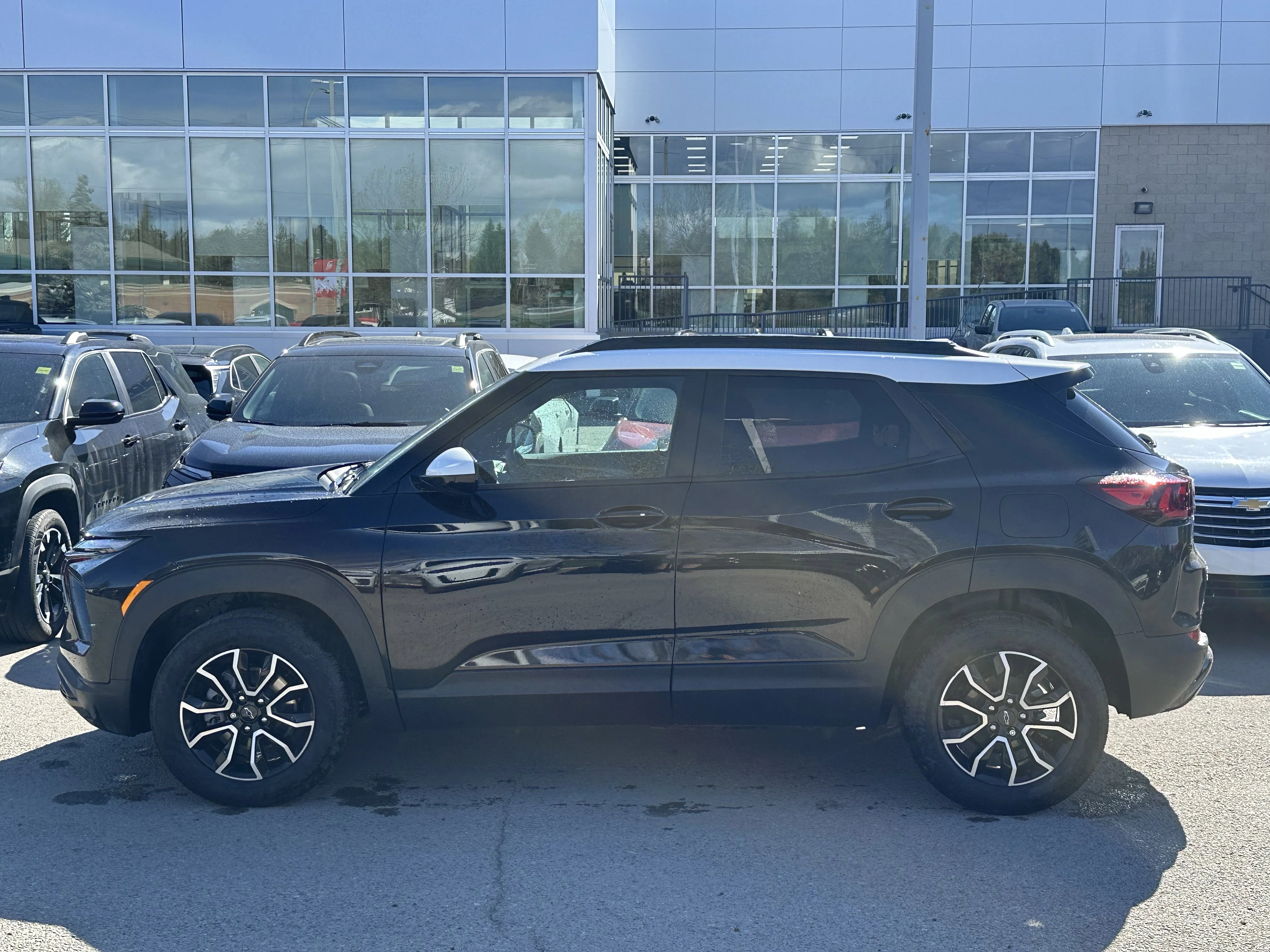 New 2026 Mosaic Black Metallic Chevrolet ACTIV image 3