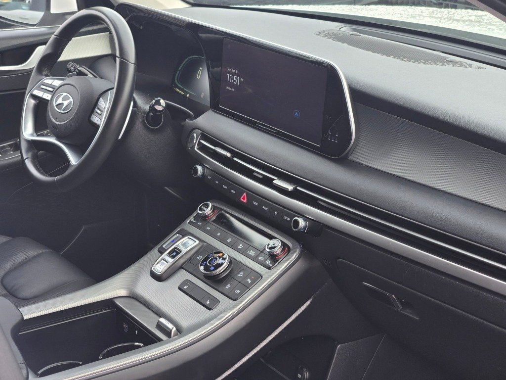 Used 2025 White Hyundai SEL image 8