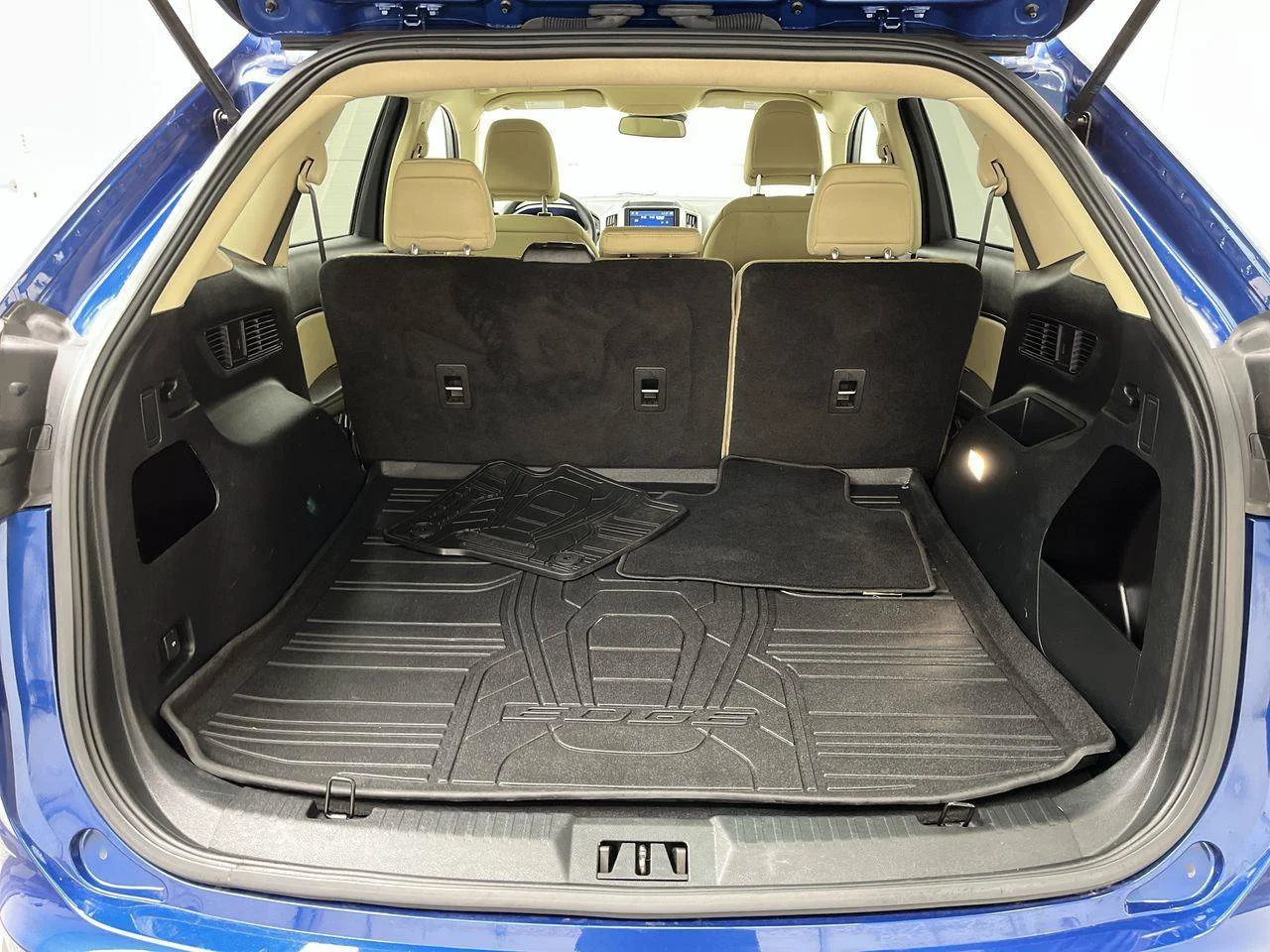 Used 2023 Blue Ford SE image 24