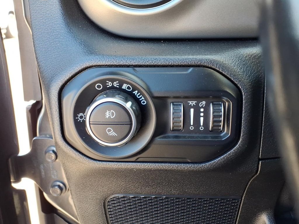 Used 2021 Crystal Metallic Jeep Sport image 15