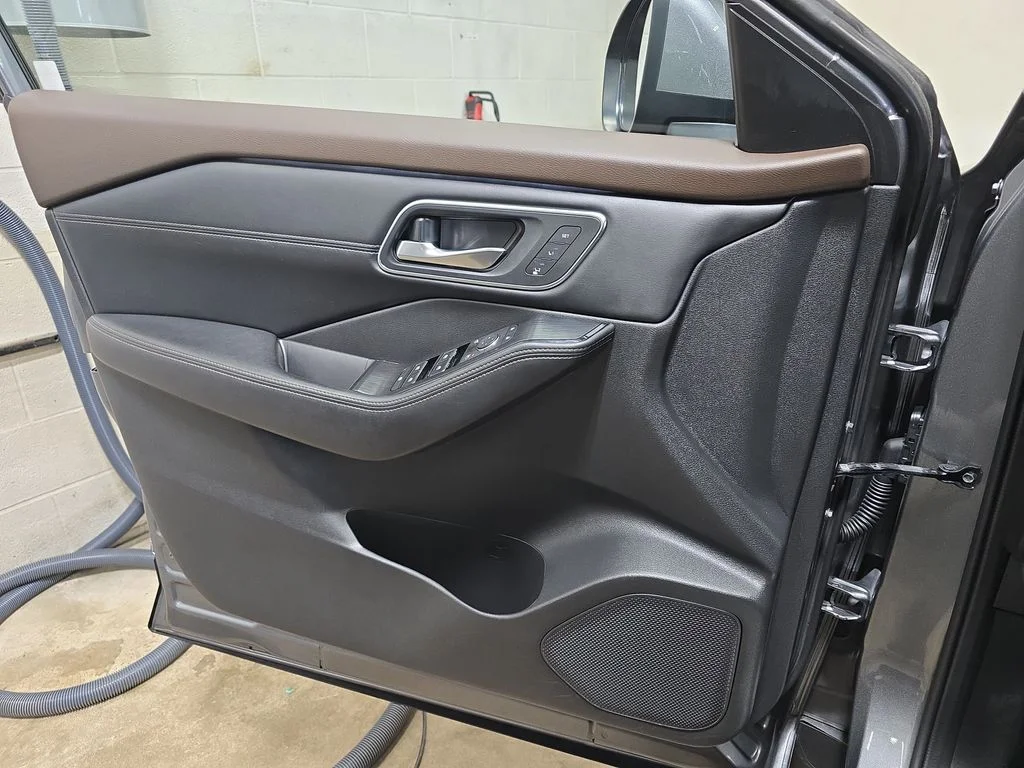 Used 2023 Gray Nissan Platinum image 27