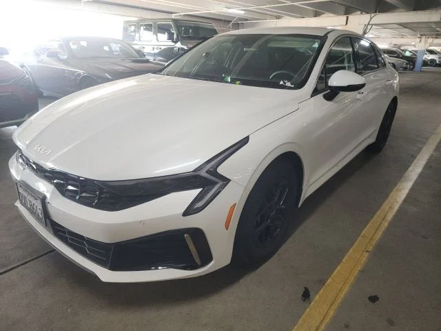 Used 2025 White Kia LXS image 4