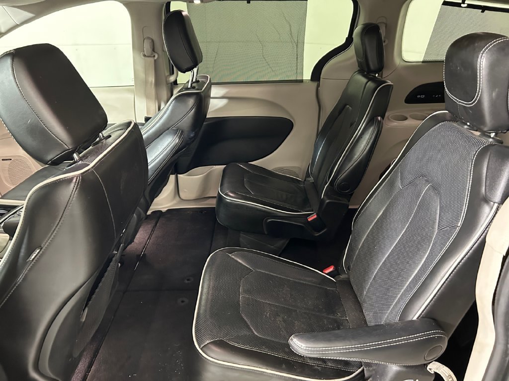 Used 2022 Silver Chrysler Limited image 19